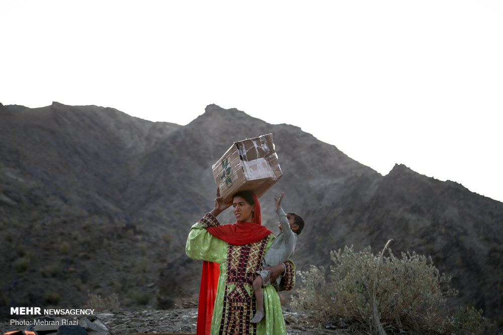 توزیع سبد کالا در روستاهای صعب‌العبور سیستان و بلوچستان