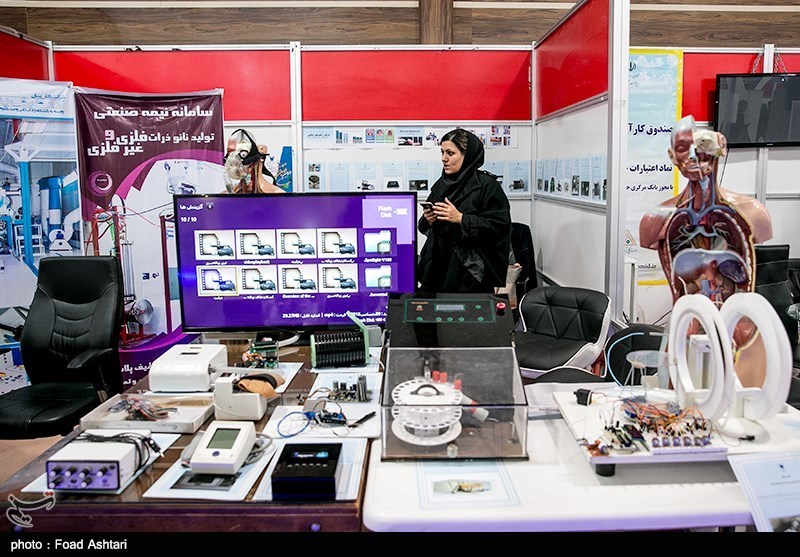 اولین نمایشگاه فن بازار با موضوع محصولات دانش بنیان حوزه تجهیزات پزشکی در دانشگاه آزاد اسلامی در حال برگزاری است