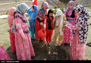 مراسم روز درختکاری با حضور کودکان – همدان