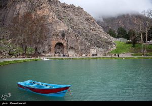 مسافران نوروزی در محوطه تاریخی طاق بستان – کرمانشاه