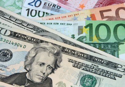 کاهش قیمت دلار در صرافی‌های بانکی