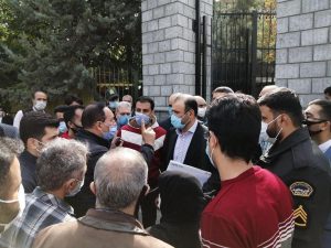 رئیس سازمان بورس به میان سهامداران معترض رفت