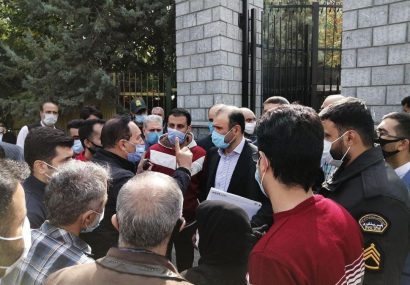 رئیس سازمان بورس به میان سهامداران معترض رفت