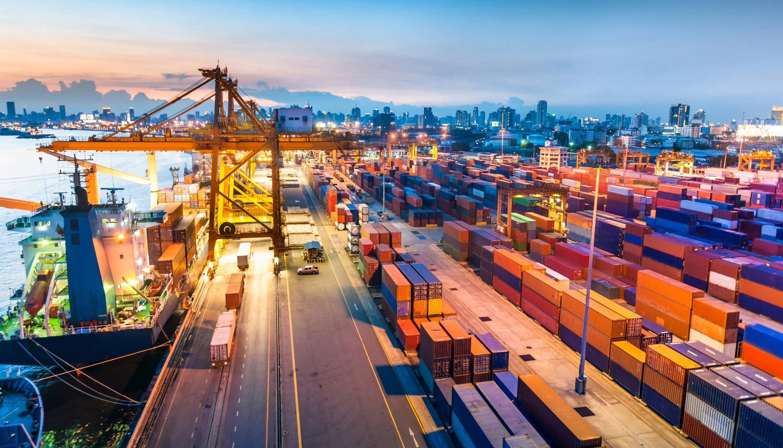 رشد صادرات و جهش سرمایهگذاری در هشتماهه نخست ۱۴۰۴ رشد صادرات و جهش سرمایهگذاری در هشتماهه نخست ۱۴۰۴